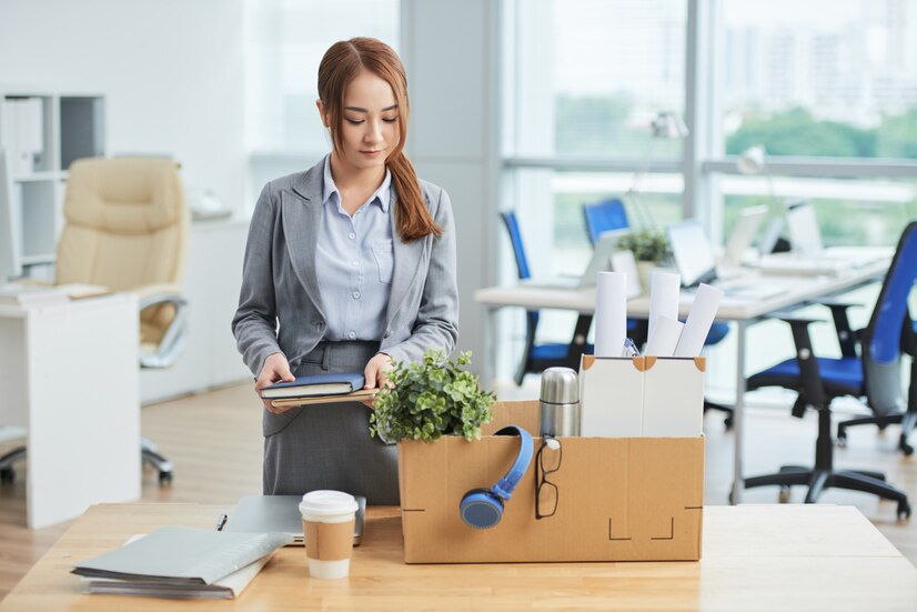 asian-woman-standing-deks-office